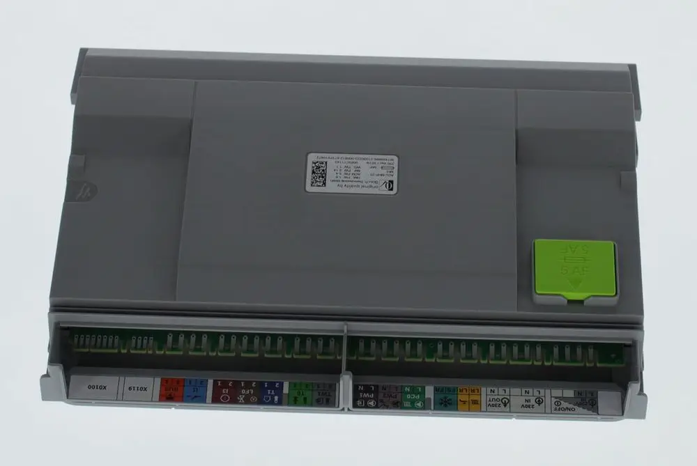 Graues Bosch Steuergerät mit Anschlussklemmen und Beschriftungen für verschiedene Funktionen, sichtbar auf der Unterseite.